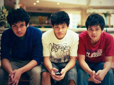 Pemilu 2014, Personil The Overtunes Asyik Celupkan Jari ke Tinta di TPS!